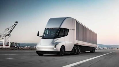 Tesla Semi circulando