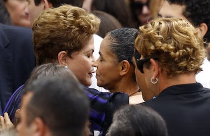 Dilma Rousseff e Marina Silva, a atual candidata pelo PSB no lugar de Campos, se cumprimentam durante a homenagem.