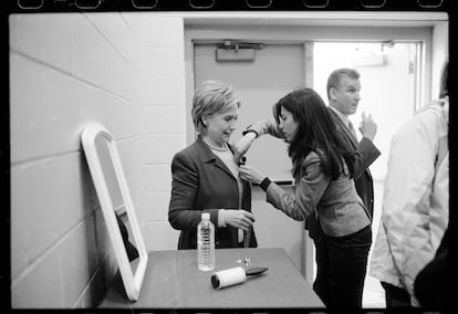Huma Abedin le coloca un micrófono a Hillary Clinton antes de un mitin en Iowa en 2007.