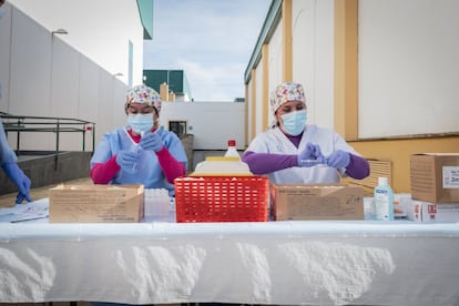 Las enfermeras Marifé Peguero y Yolanda Sánchez, preparando la vacuna de Pfizer. 