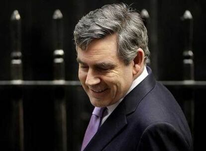 Gordon Brown sale ayer de Downing Street de camino a la Cámara de los Comunes.