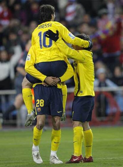 Busquets y Bojan felicitan a Messi tras uno de sus goles.