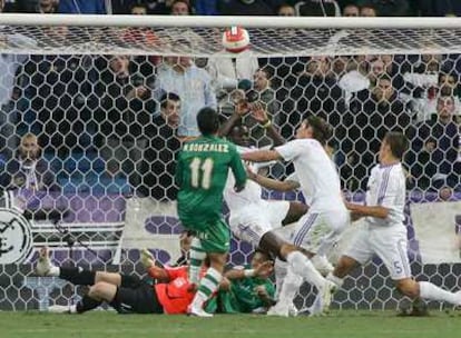 Mark González lanza alto ante Casillas y Edu (en el suelo), con Diarra, Ramos y Cannavaro al quite.