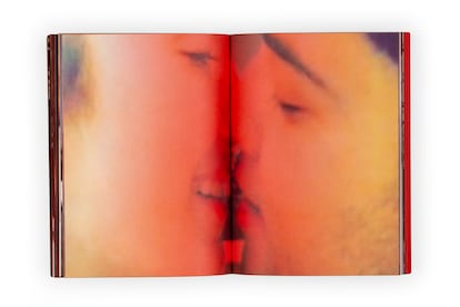 Doble página perteneciente al fotolibro 'Kiss', de Marina Bobo, publicado por Dalpine.