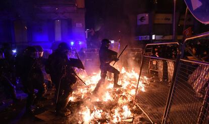 Cargas policiales contra las barricadas montadas por los manifestantes anoche en Barcelona.