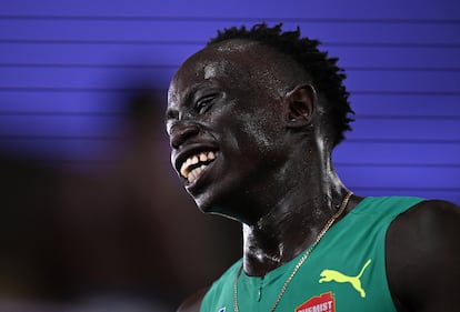 El australiano Gout Gout tras clasificarse para las semifinales de 200m en el Mundial de Tokio.