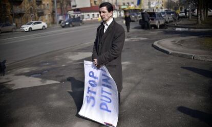 Un hombre protesta contra Putin ante la Embajada rusa en Kiev, el viernes.