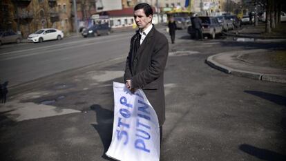 Un hombre protesta contra Putin ante la Embajada rusa en Kiev, el viernes.