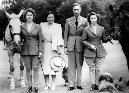 De izquierda a derecha: la princesa Margarita, la Reina Madre, el rey Jorge VI e Isabel II, en 1946.