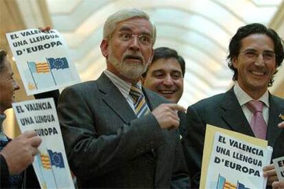 El socialista Lerma interviene en el Senado rodeado por pancartas del PP en alusión al valenciano.