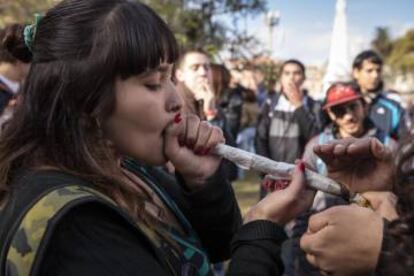 Los presentes arman una gran fumata en la Plaza de Mayo antes de comenzar la movilización.