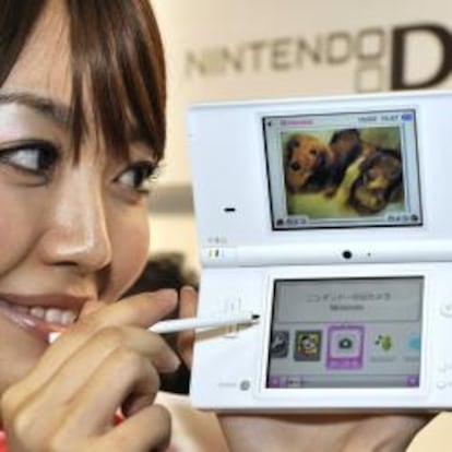 La nueva Nintendo DSi es más ligera que la primera versión