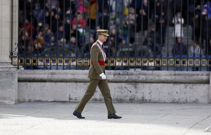 El Rey ha reanudado este miércoles su actividad pública presidiendo el tradicional acto de la Pascua Militar, que se remonta al siglo XVIII, bajo el reinado de Carlos III. En la imagen, el rey a su lleagada al Palacio Real de Madrid.