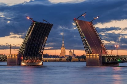 Noche tras noche se eleva el puente del Palacio de <a href="http://www.visit-petersburg.ru/es_sanpetersburgo/" target="">San Petersburgo</a> , que desde 1916 conecta el centro de la ciudad con la isla Vasílievski, para que pasen por el Nevá los barcos, enmarcando la aguja dorada del Almirantazgo. Una imagen increíble, sobre todo durante las Noches Blancas del solsticio de verano.