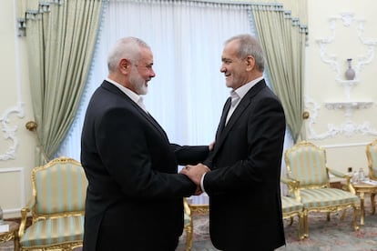 El presidente Iraní, Masoud Pezeshkian, saluda a Ismail Haniya, líder de Hamás, en Teherán, este 30 de julio.