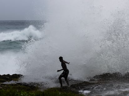 A man runs from the waves caused by Hurricane Beryl in Santo Domingo (Dominican Republic), on July 2.