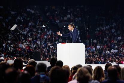 El presidente francés, Emmanuel Macron, en su mitin de campaña en La Défense en las afueras de Parías