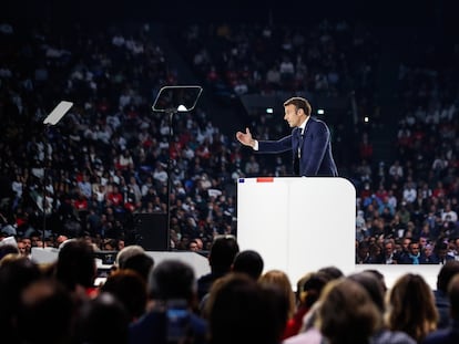 El presidente francés, Emmanuel Macron, en su mitin de campaña en La Défense en las afueras de Parías