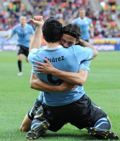 Suárez y Cavani celebran un gol de Uruguay durante el Mundial de Sudáfrica en 2010