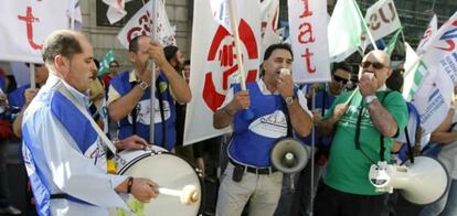 Imagen de la "cacerolada" de una hora que organizó hoy la Federación de Empleados Públicos de la Unión Sindical Obrera (FEP-USO) ante la sede del Ministerio de Economía.