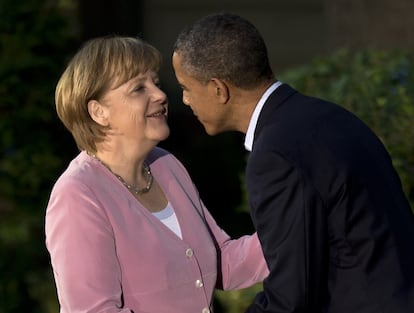 Obama le ha preguntado a la canciller alemana: "¿Cómo va todo?", a lo que Merkel ha respondido con una sonrisa y encogiendo los hombros. "Claro, tienes muchas cosas en la cabeza", ha dicho el presidente estadounidense.