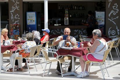 Turistas en una terraza de Benidorm (Alicante).