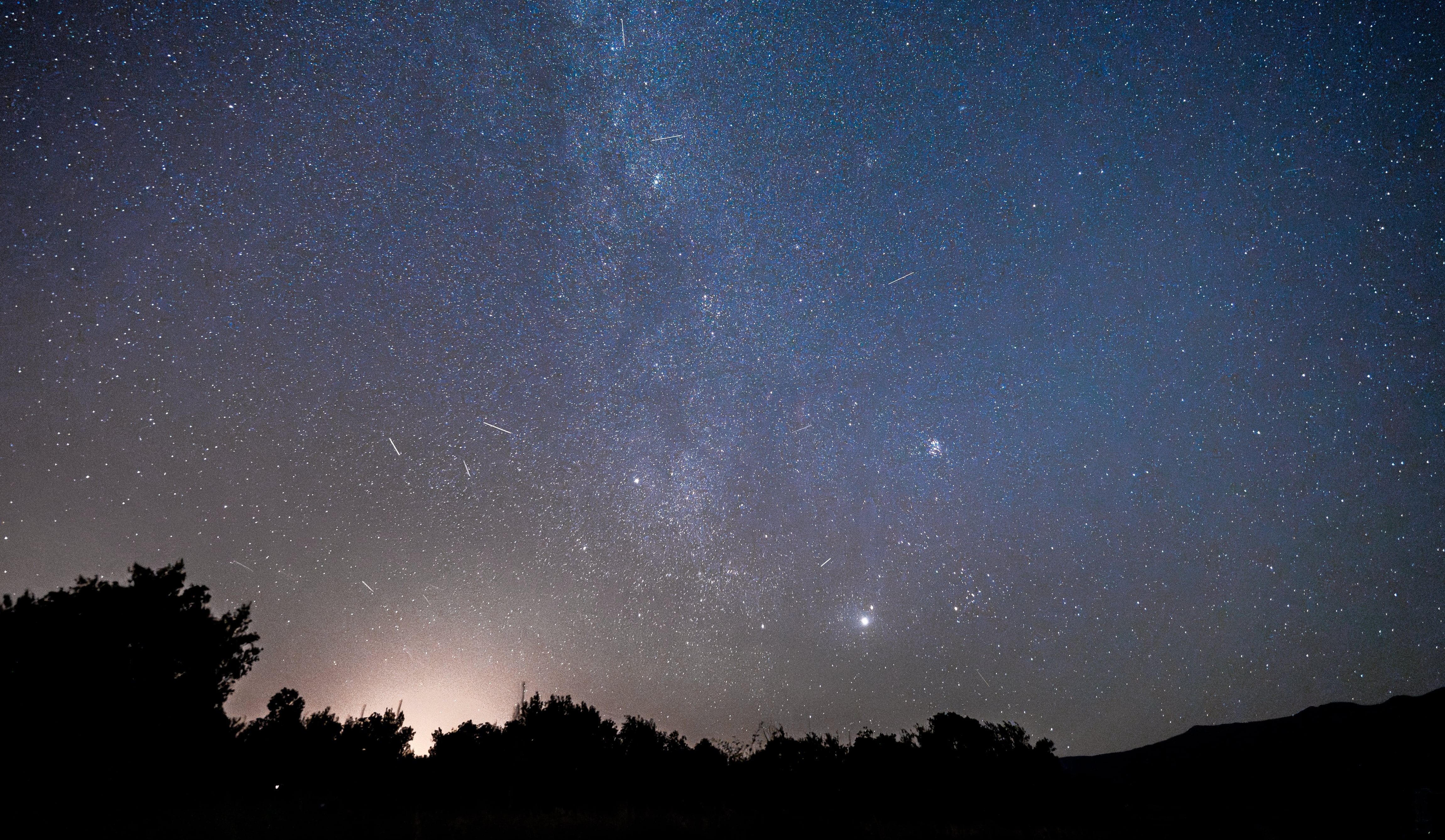 Lluvia de perseidas vista desde la Sierra de Guadarrama el 12 de agosto de 2024, en Buitrago de Lozoya, Madrid (España). 