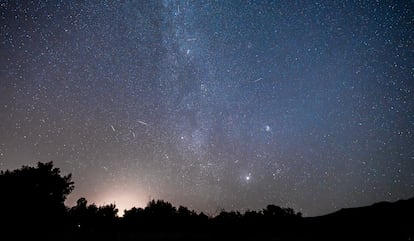 Lluvia de perseidas vista desde la Sierra de Guadarrama el 12 de agosto de 2024, en Buitrago de Lozoya, Madrid (España). 