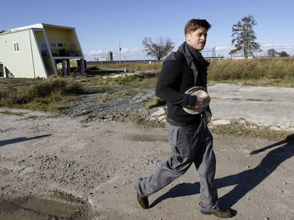 Brad Pitt em Nova Orleans durante a construção das casas.