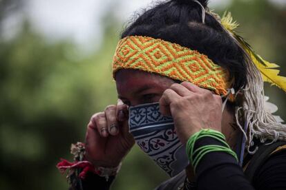 Indígenas satere-mawe protestan frente a una sala del Hospital Nilton Lins, construida para tratar los casos de covid-19 de los pueblos originarios, en Manaos (Brasil). Se quejan de que no reciben atención adecuada.