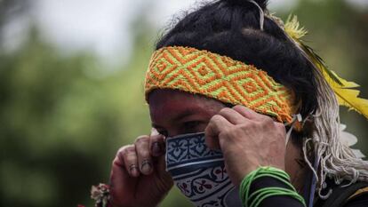 Indígenas satere-mawe protestan frente a una sala del Hospital Nilton Lins, construida para tratar los casos de covid-19 de los pueblos originarios, en Manaos (Brasil). Se quejan de que no reciben atención adecuada.