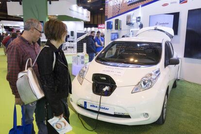 Demostración de un sistema de carga de coche eléctrico durante la anterior edición de Genera.