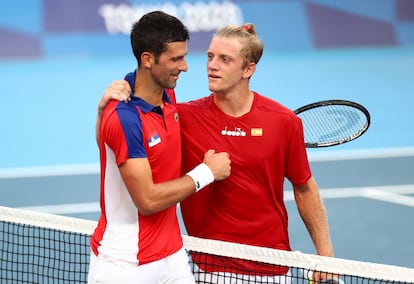 El tenista español Alejandro Davidovich (derecha) cayó derrotado ante el serbio Novak Djokovic, por 3-6 y 1-6 en la tercera ronda del torneo olímpico de Tokio 2020, en el que solo ha logrado el pase a cuartos Pablo Carreño como representante de España. 