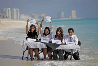 Activistas de 350.org se manifiestan en Cancún durante la conferencia sobre el cambio climático.