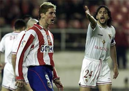 Fernando Torres y Pablo Alfaro se quejan tras una jugada.