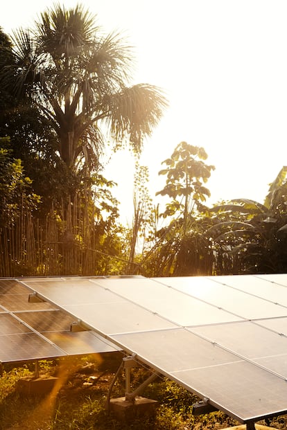 La llegada del hielo al poblado de Breta?a ha sido posible gracias a la instalacin de paneles solares que dan trabajo a 16 mujeres. 