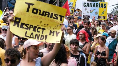 Manifestantes en Santa Cruz del Tenerife, el 20 de abril, en una protesta convocada bajo el lema "Canarias tiene un límite".