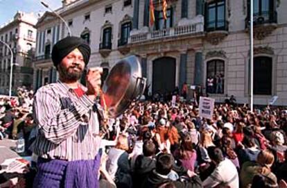 Inmigrantes indocumentados y universitarios se manifiestaron ayer conjuntamente por el centro de Barcelona y hasta la sede de la Delegación del Gobierno.