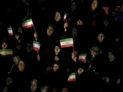 Mujeres afiliadas a la Guardia Revolucionaria muestran su apoyo al régimen iraní este domingo en Teherán.