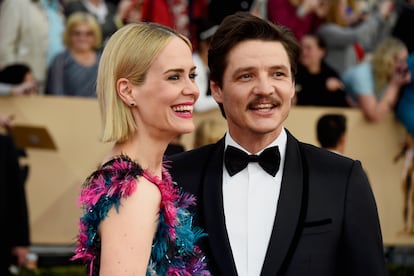 Sarah Paulson y Pedro Pascal