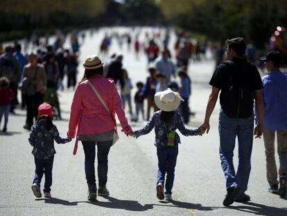 Una familia pasea por el parque de El Retiro de Madrid, en una imagen de archivo.