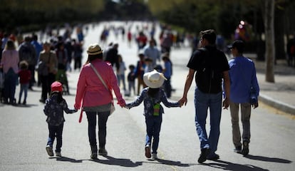 Una familia pasea por el parque de El Retiro de Madrid, en una imagen de archivo.