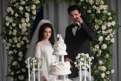 Cailee Spaeny y Jacob Elordi, en la boda de sus personajes, en 'Priscilla'. 