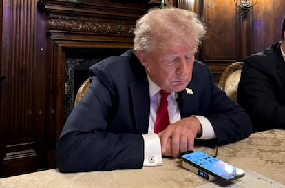 Donald Trump, el lunes durante su entrevista con Elon Musk, en Mar-a-Lago, su mansión de Palm Beach (Florida, EE UU).