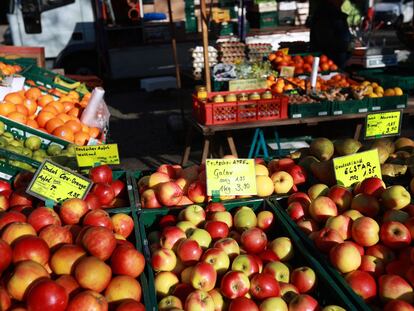 Manzanas a la venta en un mercado de Berlín.