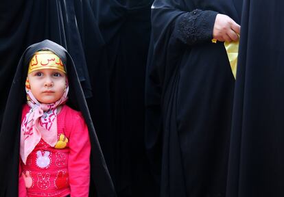 Una joven iraní acompaña a su madre para participar, junto a otras mujeres, en una protesta contra Israel y Estados Unidos, dentro de la antigua embajada estadounidense en Teherán (Irán).