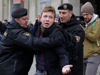 A polícia belarussa prende o jornalista Roman Protasevich durante um protesto da oposição em Minsk, em 2017. SERGEI GRITS / AP