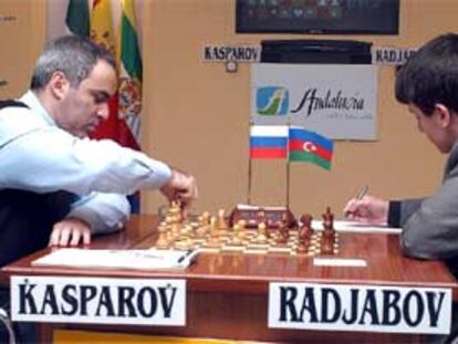 Gari Kaspárov y Teimur Radyábov, durante su partida de ayer en Linares.
