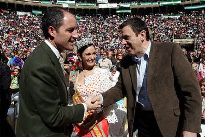 Francisco Camps y Joan Ignasi Pla, ayer, se saludan en la fiesta andaluza en la plaza de toros.