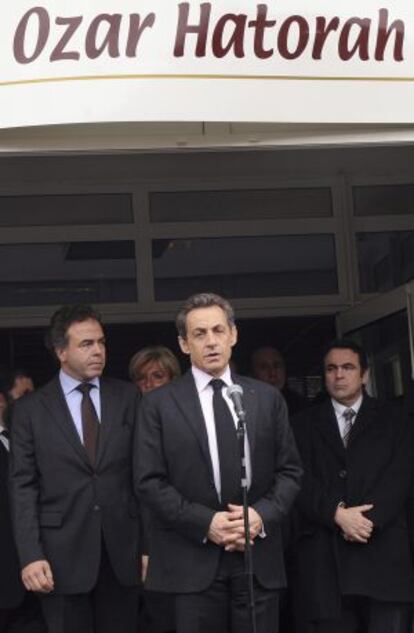 El presidente Sarkozy, a las puertas de la escuela atacada en Toulouse.